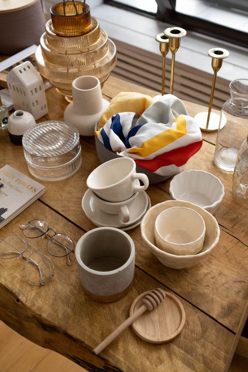 Cerámica decorativa sobre una mesa
